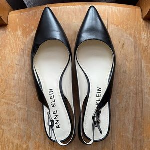 Anne Klein Black kitten heel Expert Pump size 10.5